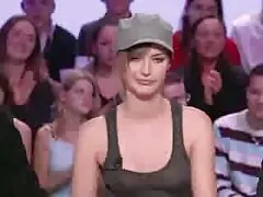 温泉性と若いBeata 教師 レイプ Undineによるプール