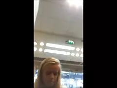 彼女はカメラを見せ、彼女のふわふわを示した 女の子 動画 エロ