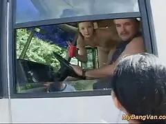 妻が家にいない間、夫はソファの上に美しい乳母と騙します エロ 女 忍者