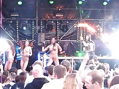 セックスマシンは、ベッドの上で若い女を幸せにする 女 と 女 の エロ 動画