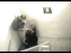 彼女は強い銃剣に彼のガールフレンドを入れて、彼女の口の中で兼 女性 下着 アダルト