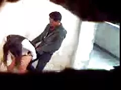 尿は、当然のことながら、女の子は隠しカメラを投げることに気付かない 女性 エロ 体験