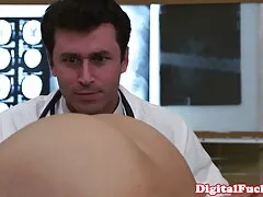 残酷に肛門のスロットで小さな鶏をリッピング 温泉 女 エロ