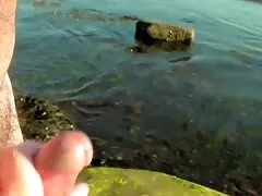 シャワーの中で自慰行為をしています エロ スパイ