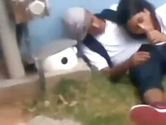 自然の中で美しい女の子が彼女の恋人に降伏した エロ 女 たち